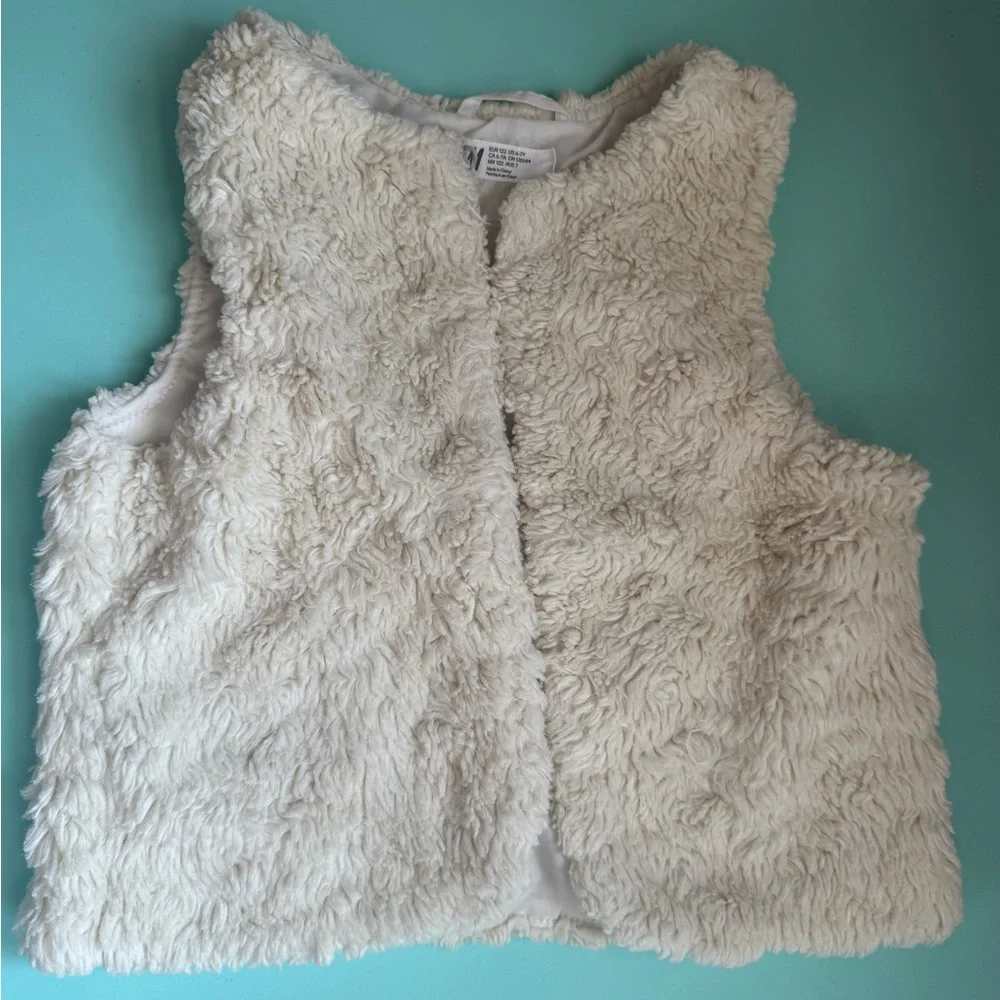 H&M Cream Faux Fur Vest Plush Layer. Size 6-7Y‎